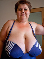 Nasty mature slut takes off her blue swimsuit to show - Picture 1