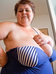Nasty mature slut takes off her blue swimsuit to show - Picture 3