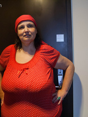 Funny mature bitch in a red T-shirt and hat with large - Picture 1