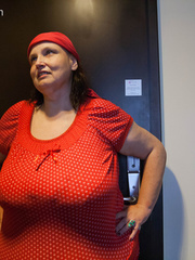 Funny mature bitch in a red T-shirt and hat with large - Picture 2