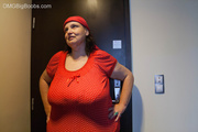 Funny mature bitch in a red T-shirt and hat with large breasts