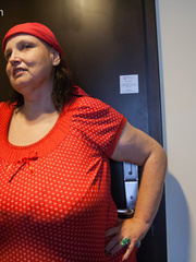 Funny mature bitch in a red T-shirt and hat with large - Picture 3
