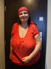 Funny mature bitch in a red T-shirt and hat with large - Picture 4