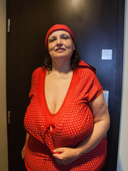 Funny mature bitch in a red T-shirt and hat with large - Picture 7