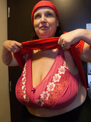 Naughty mature chick in a red blouse and bandana - Picture 9
