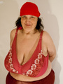 Funny mature whore in a red hat and bra - Picture 1