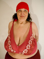 Funny mature whore in a red hat and bra - Picture 2