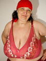 Funny mature whore in a red hat and bra - Picture 6