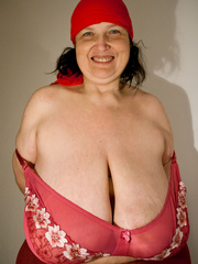 Funny mature whore in a red hat and bra demonstrate her - Picture 7