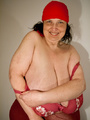 Funny mature whore in a red hat and bra - Picture 8
