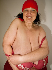 Funny mature whore in a red hat and bra demonstrate her - Picture 9