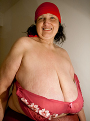 Funny mature whore in a red hat and bra demonstrate her - Picture 12