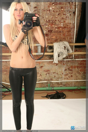 Slim blonde pinup in a bra shooting herself with a big camera through the mirror - Picture 7