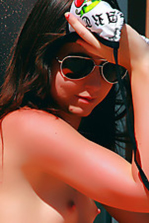 Slim brunette teeny in sunglasses oils her nude body - Picture 9