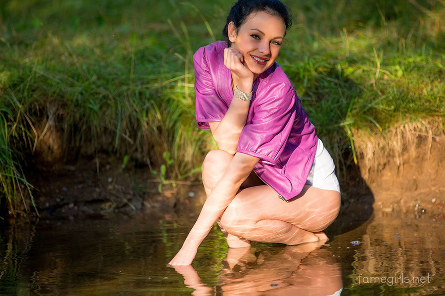 Pretty chick takes a dip in lake to cool he - XXX Dessert - Picture 1