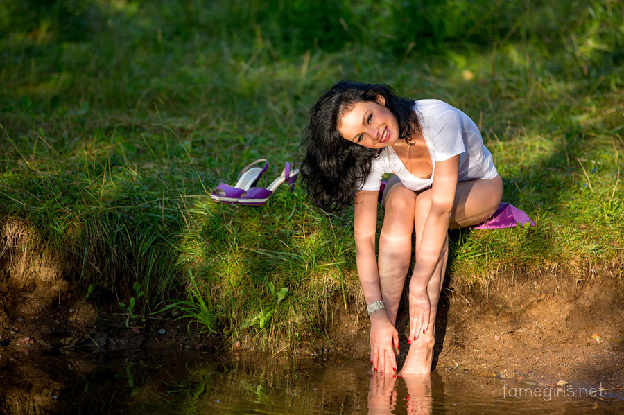 Pretty chick takes a dip in lake to cool he - XXX Dessert - Picture 4