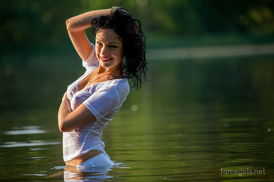 Pretty chick takes a dip in lake to cool he - XXX Dessert - Picture 8