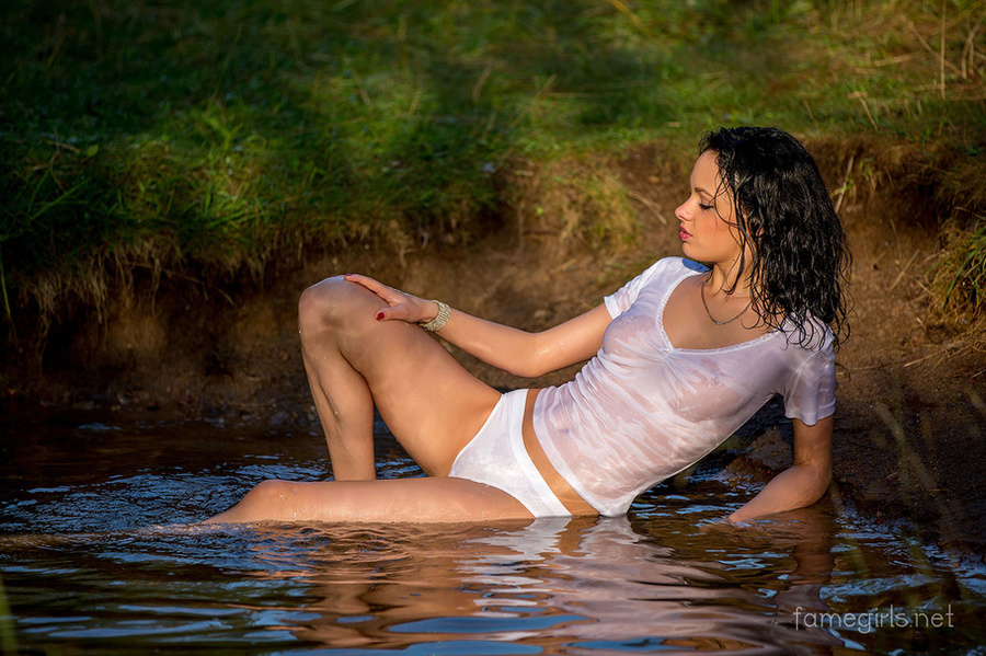 Pretty chick takes a dip in lake to cool he - XXX Dessert - Picture 9