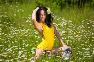 Sweet babe in sexy sunny yellow top stri - Picture 1