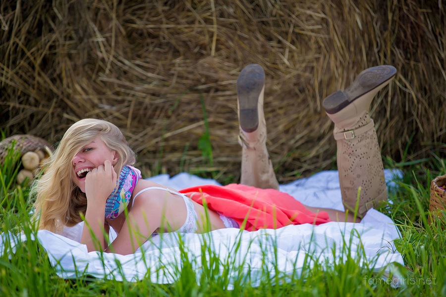 Lovely young blonde out in the green shows  - XXX Dessert - Picture 5
