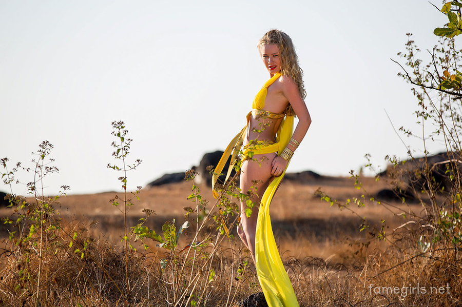 Young enchantress with hot tits looks invit - XXX Dessert - Picture 3