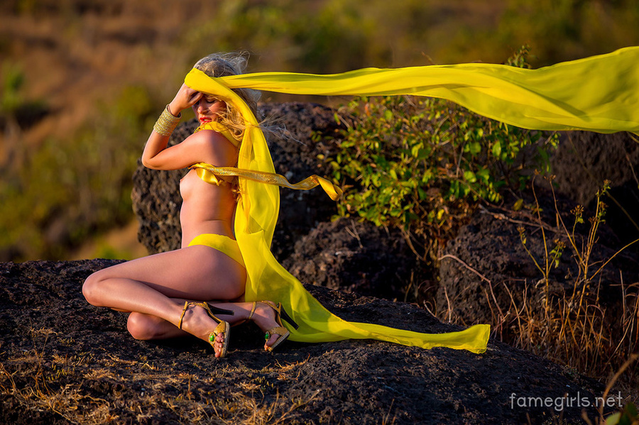 Young enchantress with hot tits looks invit - XXX Dessert - Picture 8