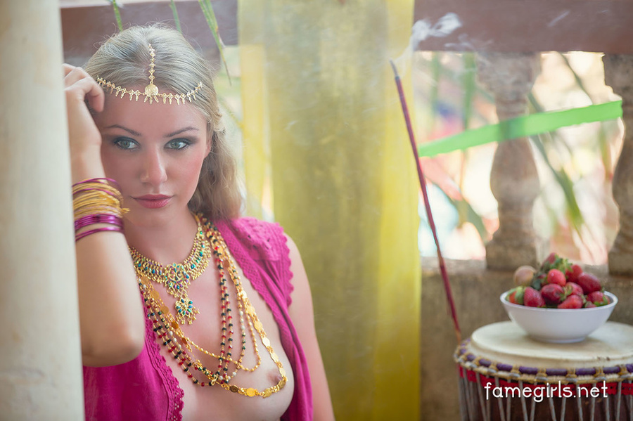 900px x 599px - Hot looking damsel dressed like an Arabian - XXX Dessert ...