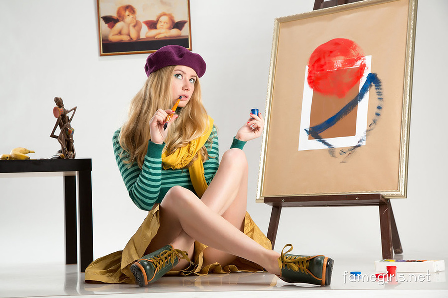 Pretty damsel poses as an artist showing of - XXX Dessert - Picture 1