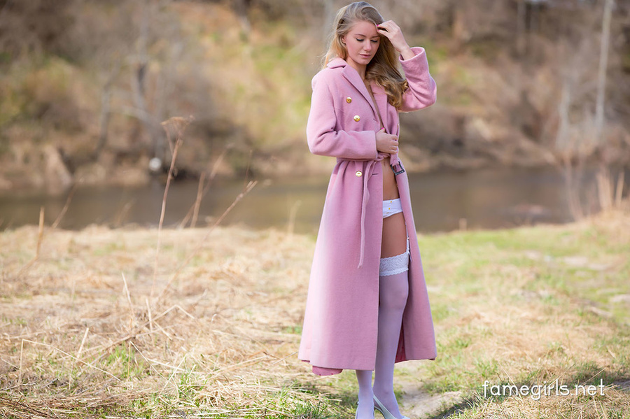 Young blonde queen of seduction drops robe  - XXX Dessert - Picture 2