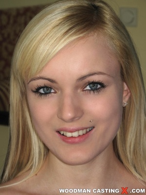 Mischievous blonde babes on smiling close-ups - Picture 4