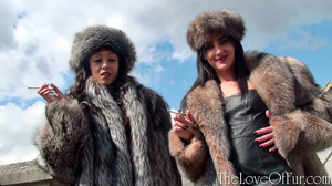Hot chicks in silver fox coats and hats - Picture 2