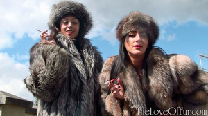 Hot chicks in silver fox coats and hats - Picture 3