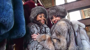 Hot chicks in silver fox coats and hats - Picture 6