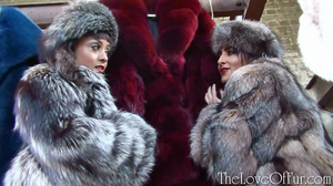Hot chicks in silver fox coats and hats - Picture 8