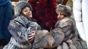 Hot chicks in silver fox coats and hats - Picture 9