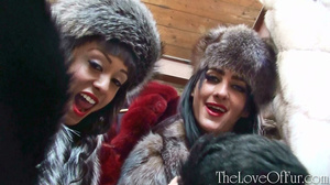 Hot chicks in silver fox coats and hats - Picture 10