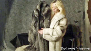 Nude blonde pin up trying on her new fur - Picture 10