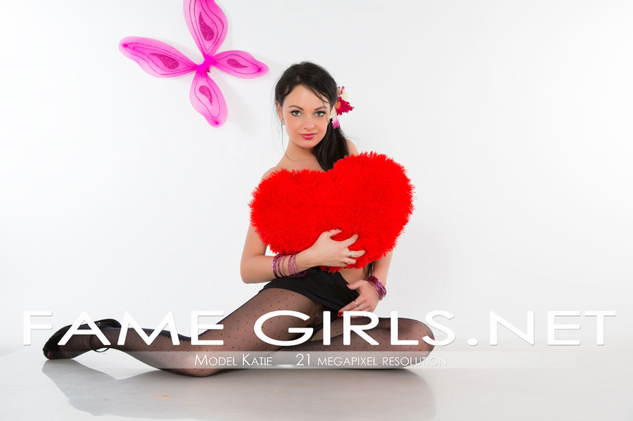 Brunette model with awesome tits loves to d - XXX Dessert - Picture 3