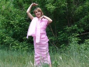 Blonde teeny unwrap a pink sari to pose nude in the forest - Picture 3