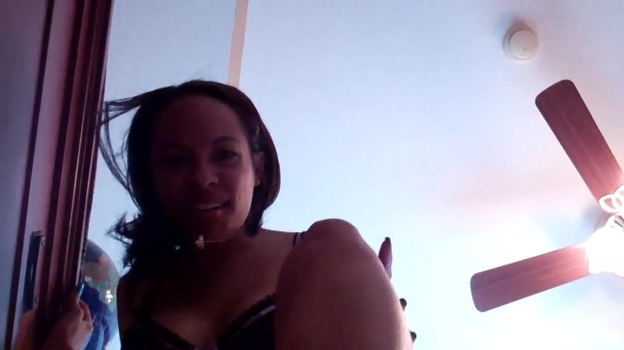 Hot black chick in a dark purple bra waiting to five plesure with her gorgeous body - XXXonXXX - Pic 7