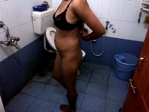 This horny black haired indian love to expose her gorgeous body. - Picture 3