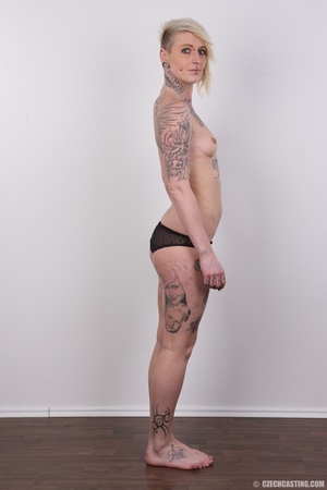 Wild blonde with multiple tattoos and pi - Picture 10