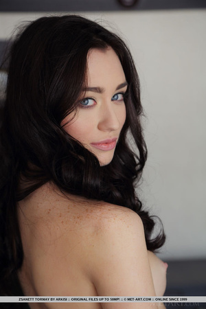 Gorgeous blue-eyed beauty flaunts her ro - Picture 1