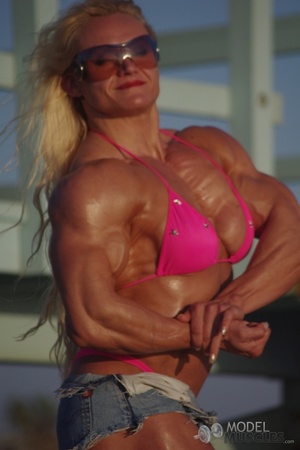 Hot biceps and muscles as bodybuilder chick displays curves - Picture 4