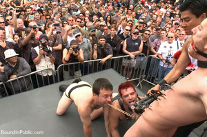 Crowd watches as dudes get dominated to  - Picture 1