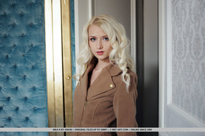 Beautiful young blonde likes the velvet  - Picture 1
