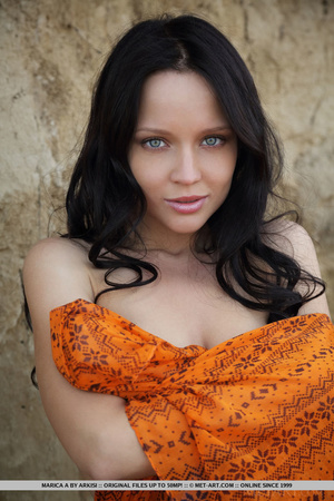 Gorgeous blue-eyed girl flaunts her sexy - Picture 4