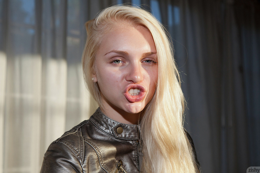 Hot blonde teen babe in a blue dress in sed - XXX Dessert - Picture 3