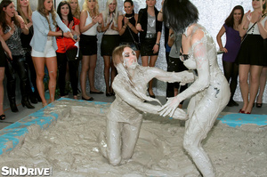 Public applauses two furious babes fight - XXX Dessert - Picture 4