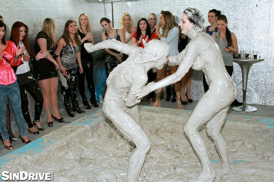 Public applauses two furious babes fighting - XXX Dessert - Picture 10